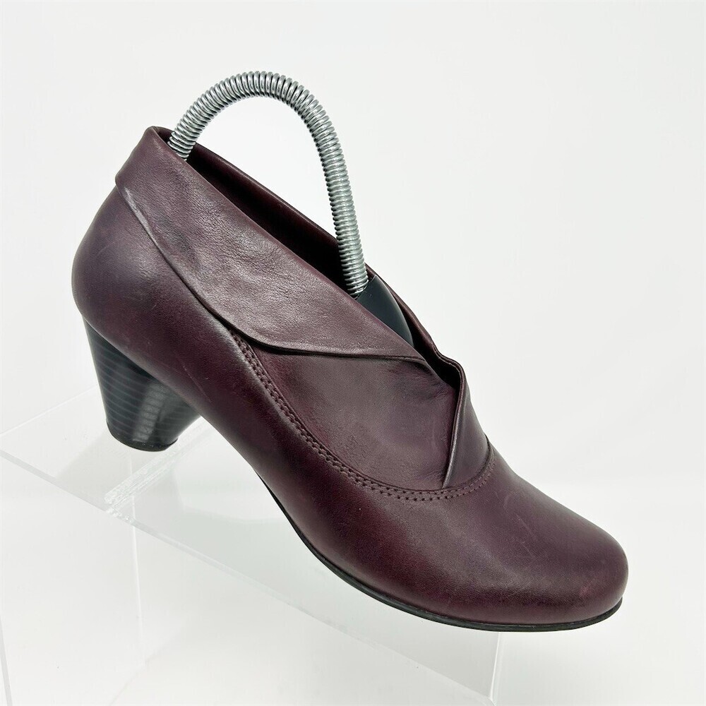 Clarks Womens Purple Slip-On Heeled Booties Round Toe Dress Workwear Size 8.5